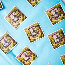 Вінілова наліпка "Фаршик дивиться у віконце"